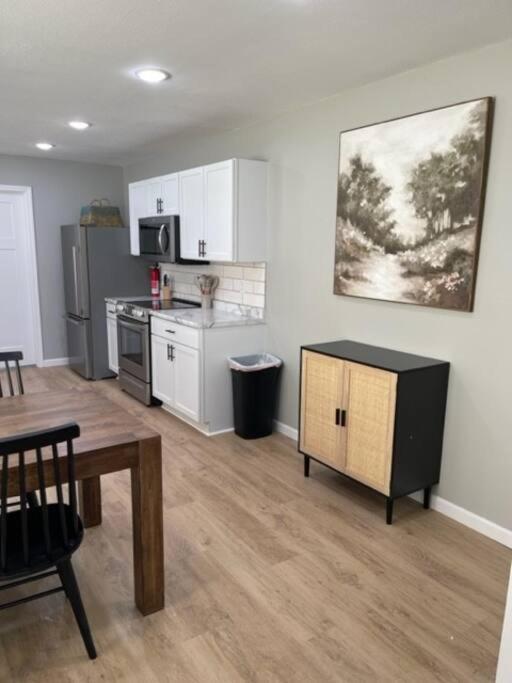 Birdie Mae - 2 Bedroom House In Dt Apartment Hamilton